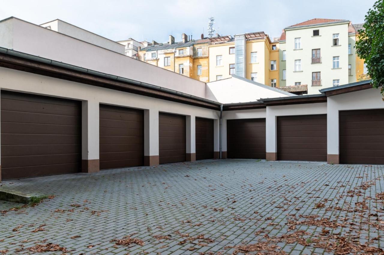 Designed Next To Vaclav Square With Terrace And Private Garage Apartmán